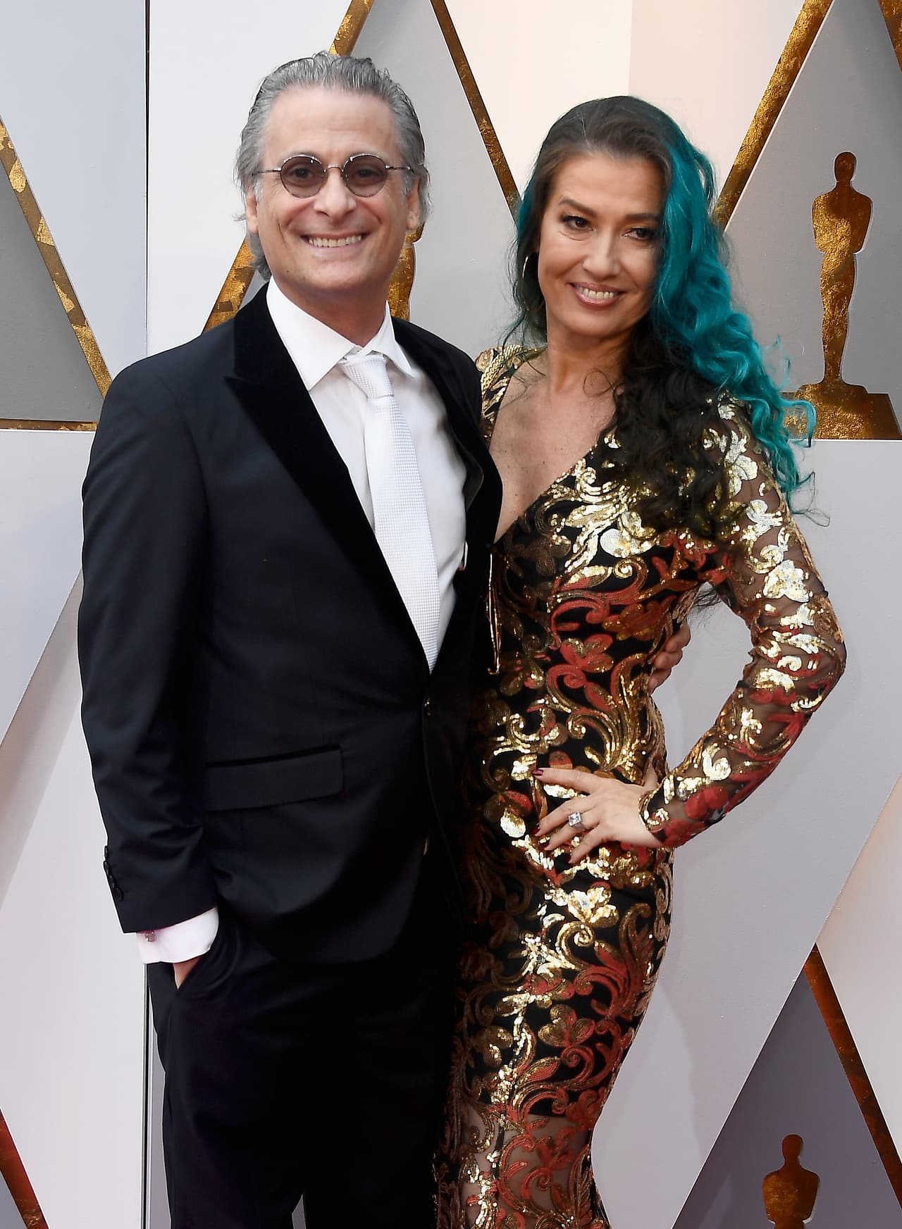 El editor de sonido Mark Mangini y Ann Mangini, quien acentuó su ajuar con un amplio mechón azul.