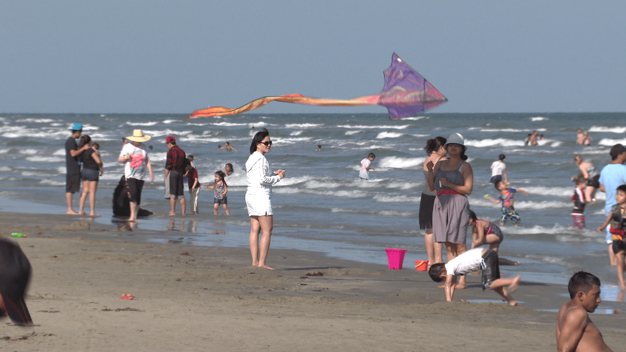 Elevar cometas, caminar por la playa, jugar con la arena, darse un chapuzón en el agua o simplemente relajarse bajo un sombrilla, son solo algunas de las posibilidades que ofrece un viaje a la isla. Pero siempre es importante preveer o anticipar eventuales riesgos.