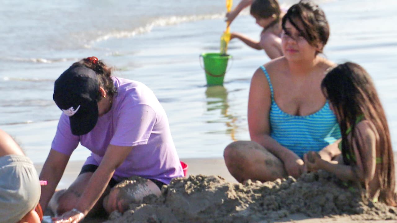 Acompañe y supervise las actividades que sus hijos realizan mientras visitan la playa.