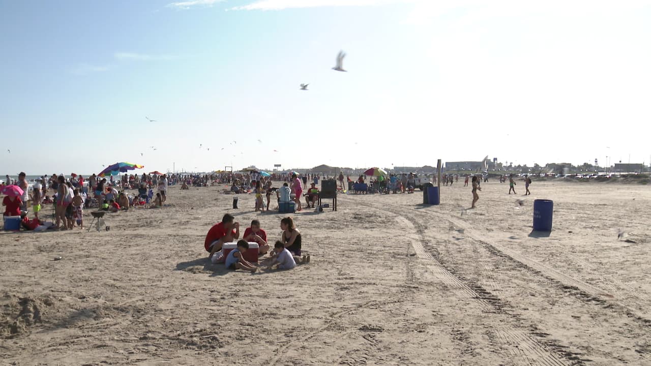 A los niños les encanta jugar en la arena, armar castillos, corretear, darse un chapuzón o simplemente ser niños. No olvide aplicarles el bloqueador solar para evitar quemaduras y darles a beber agua con frecuencia para que no se deshidraten. Y lo más importante, no los pierda de vista.