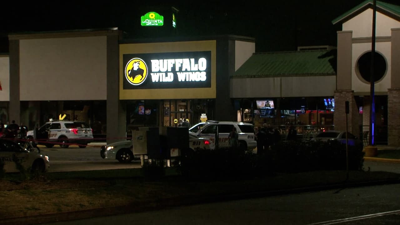 Muere un hombre y otro resulta herido tras una balacera afuera de un Buffalo Wild Wings