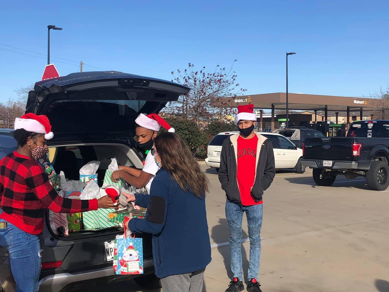 Cameron Kennard, de 15 años, se convirtió en Santa Claus en su ciudad y repartió docenas de regalos afuera de una tienda Walmart.
<br>