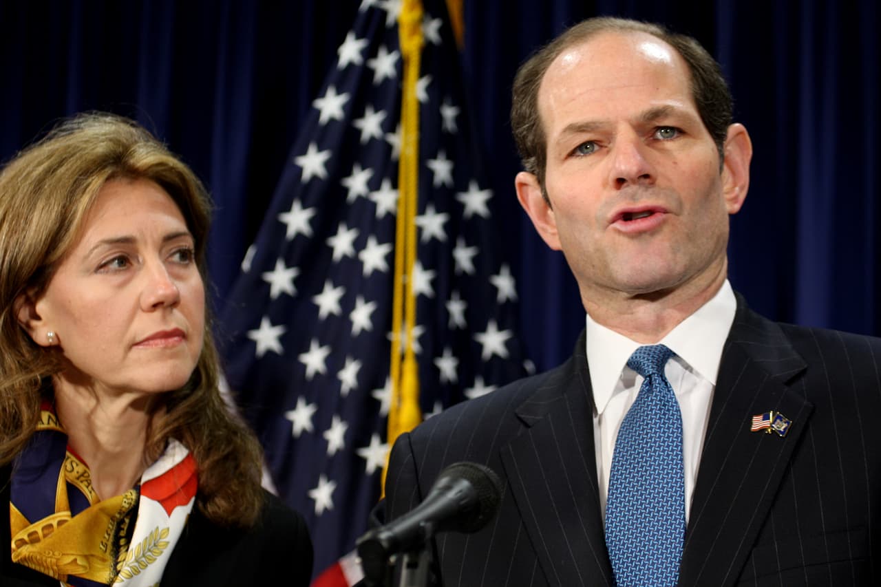 Eliot Spitzer fue gobernador de Nueva York hasta el 17 de marzo de 2008. Renunció al revelarse que pagó mil dólares por dos horas con una prostituta del Emperors Club VIP, una agencia internacional de acompañantes fundada en 2004 en Nueva York. El matrimonio Spitzer terminó a finales de 2013. En abril de 2016, el Washington Post escribió que Silda Wall Spitzer coquetea con la política y apoya a Hillary Clinton en la campaña presidencial.