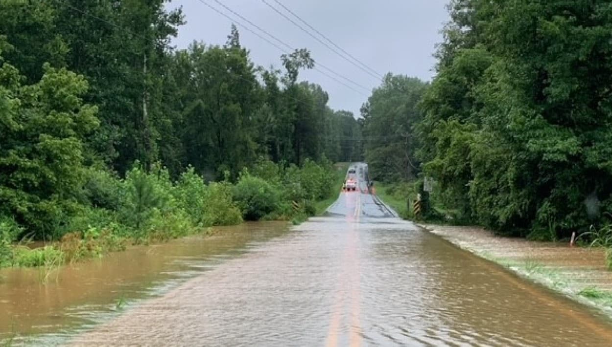 En el condado Union, las inundaciones provocadas por la tormenta tropical Debby acumularon agua en algunas carreteras, manteniendo a las autoridades pendientes al área.