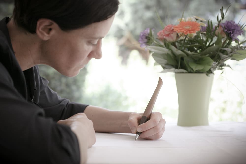 1. Para mantener la abundancia en nuestra mente y atraerla a nuestra vida. Dibuja en un papel un cheque sobre el que puedas escribir. El cheque será del “Banco Angelical Universal” ó del “Banco Universo”, ó un nombre que tú quieras utilizar. El cheque estará girado a tu nombre y firmado por Dios y los ángeles de la abundancia. Puedes colocar una cifra de dinero que necesites.