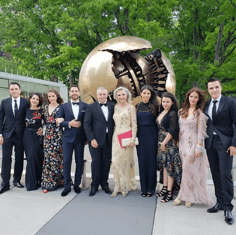 "Yo respeto la vida personal muy privada de ellos y soy muy cercana a todos, nos llevamos increíble, es una familia de siete y nos queremos todo muchísimo".
<br>