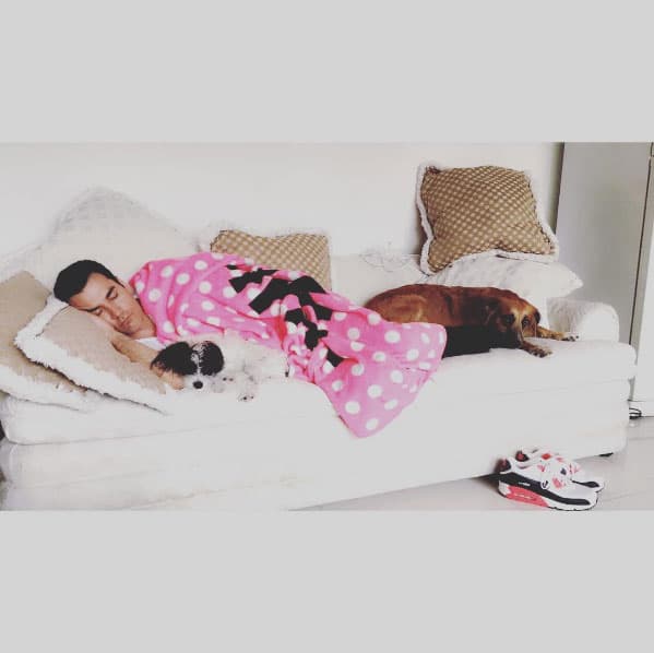 Hasta duermen con él en sus horas de descanso.