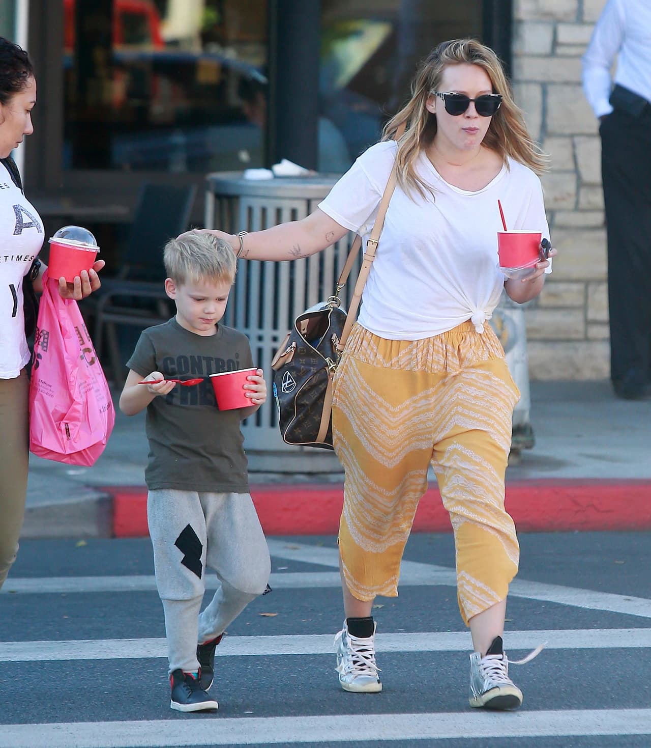 Hillary prácticamente ha dejado casi todo por su hijo.