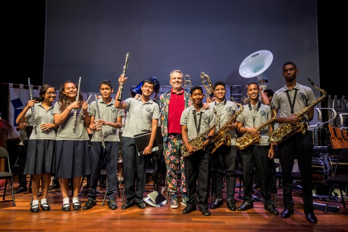 Miguel Bosé participa en Latin GRAMMY en las escuelas