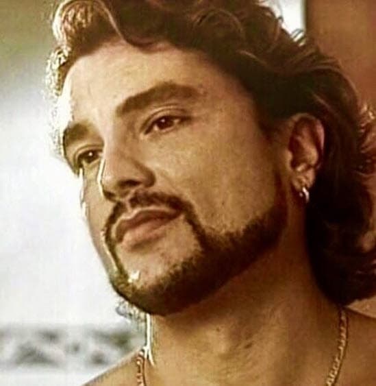 En sus inicios 
<b><a href="http://www.univision.com/programas/novelas/galanes-de-los-90-que-extranamos-en-las-telenovelas-fotos">Osvaldo</a></b> era la sencación entre las mujeres con su larga cabellera, así lucía en los 90.