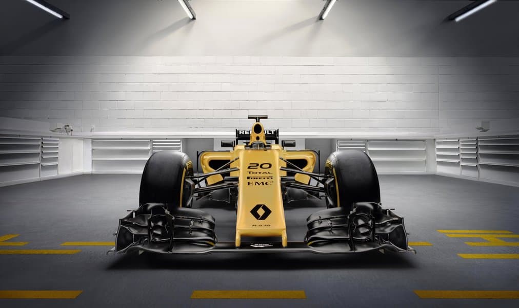 El histórico equipo Renault hizo su regreso como escudería de fábrica en esta temporada, tras tomar el lugar que dejó Lotus, a quien le proveía motores. Lleva un impulsor de 1.6 litros turbocargado, el mismo que equipa a los Red Bull.
