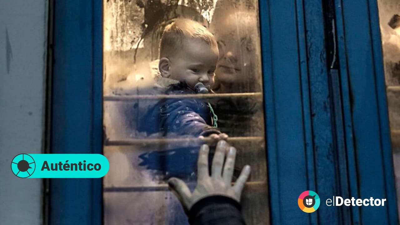 <h3 class="cms-H3-H3">Sí fue la despedida de una familia en Ucrania </h3>La imagen en la que un bebé frente a la puerta de un tren trata de tocar la mano de un adulto del otro lado del cristal, se difundió como un hecho ocurrido en Ucrania, en medio del conflicto actual. Se trata de 
<b>una fotografía auténtica tomada en el terminal de trenes de Lviv</b>, una ciudad al oeste del país.
<br>
<br>La gráfica apareció en la portada de la edición del
<a href="https://twitter.com/pwolodarski/status/1499113676531544066/photo/1"><u> jueves 3 de marzo</u></a> del 
<b>diario </b>
<i>Dagens Nyheter</i>
<b>, de Suecia</b>. Fue tomada por un fotógrafo de su 
<i>staff</i>, 
<a href="https://twitter.com/paulhansen64/status/1499056703425458176"><u>Paul Hansen</u></a>, quien junto al reportero 
<a href="https://twitter.com/niklasorrenius"><u>Niklas Orrenius</u></a> realizó una 
<b>cobertura noticiosa en la estación de trenes de Lviv</b> el día anterior. Desde allí relataron el drama que sufren las familias que deben dividirse a causa de la invasión rusa en Ucrania, como lo 
<a href="https://www.dn.se/varlden/desperation-pa-tagstationen-nar-tusentals-trangs-for-att-fly-ukraina/"><u>reseñan en esta nota</u></a>.
<br>
<br>La fotografía 
<a href="https://twitter.com/gloooriiaa/status/1499673191261913088"><u>fue compartida en Twitter</u></a> por varios usuarios como un reflejo de la dura realidad de los ucranianos en el marco del conflicto, pero sin créditos ni mención del lugar o la fecha en que se tomó.
<br>
<br>En 
<b>elDetector</b> hicimos una
<a href="https://yandex.com/images/search?rpt=imageview&url=https%3A%2F%2Favatars.mds.yandex.net%2Fget-images-cbir%2F1024058%2FQ7KwkVSHFjzDdrFk65cBSQ3867%2Forig&cbir_id=1024058%2FQ7KwkVSHFjzDdrFk65cBSQ3867"><u> búsqueda inversa de imágenes</u></a> en Yandex, que nos llevó a una 
<a href="https://www.reddit.com/r/ukraine/comments/t5sp62/photo_of_1yearold_matviy_forced_to_say_goodbye_to/"><u>publicación en la red social Reddit</u></a>. En ella, titulaban con “Foto de Matviy, de 1 año [de edad], obligado a despedirse de su papá que tiene que quedarse para luchar por Ucrania”. La información de este texto se relaciona con la que se publicó en el periódico sueco.
<br>
<br>En los comentarios, un usuario mencionó que la fuente de la fotografía era el diario sueco y el autor de la gráfica era Hansen, además de agregar los dos enlaces correspondientes. En 
<b>elDetector</b> 
<b>lo verificamos</b>. Fue así como dimos con la 
<u><a href="https://twitter.com/pwolodarski/status/1499113676531544066/photo/1">portada del diario sueco <i>Dagens Nyheter</i>,</a></u> difundida por su editor Peter Wolodarsky a través de su cuenta certificada en Twitter. Al hacer zoom en la imagen,
<b> se ve con nitidez el crédito de Paul Hansen junto a la foto principal</b>, que ocupa más de la mitad de la página.
<br>
<br>En la leyenda dice “Matviy y su madre Khristina han tomado asiento en el tren hacia Polonia. Papá Taras tiene que quedarse porque con menos de 60 años no puede salir de Ucrania”. Tanto en su 
<a href="https://twitter.com/paulhansen64"><u>bio de Twitter</u></a> como en su 
<a href="https://www.paulhansenphotojournalism.com"><u>página web</u></a>, Paul Hansen señala que es fotógrafo del 
<i>Dagens Nyheter</i>.