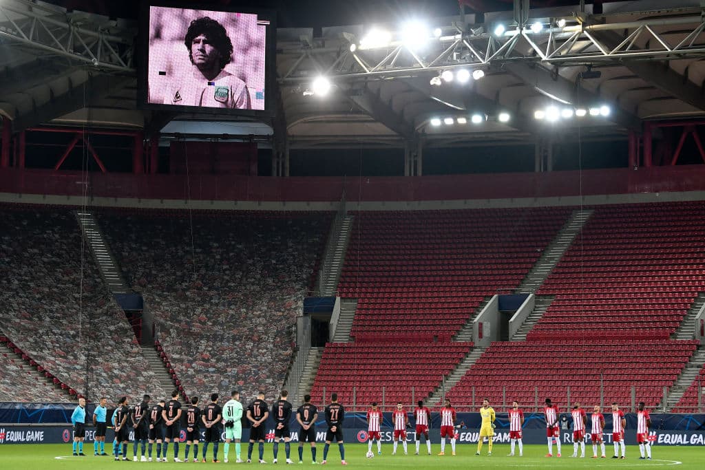 En Grecia jugadores del Olympiakos y del Manchester City guardan un minuto de silencio como homenaje tras la dolorosa pérdida de Diego Maradona.