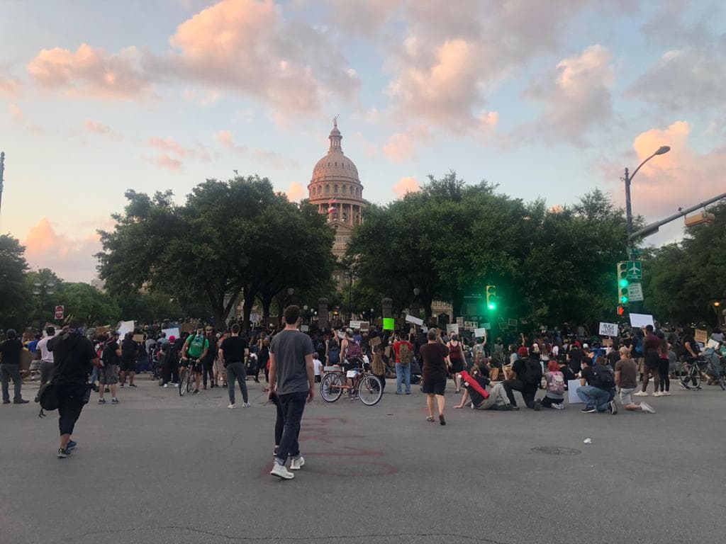 Los manifestantes se pusieron de rodillas y le pidieron a los agentes de la policía hacer lo mismo.