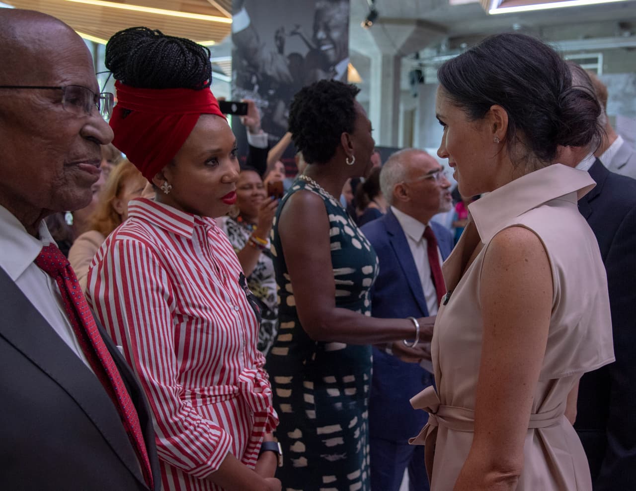 La exhibición hace un recorrido por la vida del líder sudafricano. En el lugar Meghan y Harry se reunieron con la nieta de Mandela, Zamaswazi Dlamini-Mandela y otros activistas antiapartheid.
