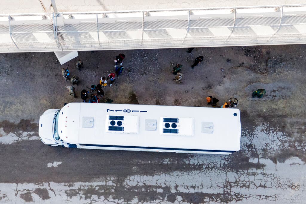 Son desalojados los últimos migrantes haitianos que se encontraban en campamento en Del Río
