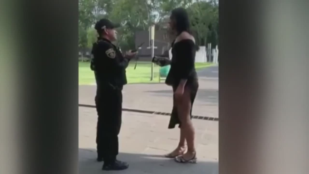 Indignación en México: policía expulsa a transgénero de un baño para mujeres y todo quedó en video