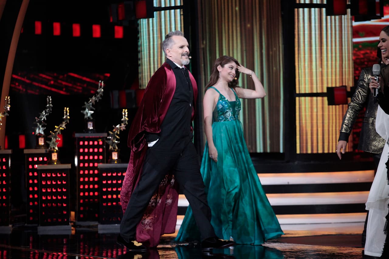 Con el fin de divertir al público, los jueces pasaron al escenario a ocupar su respectiva posición.