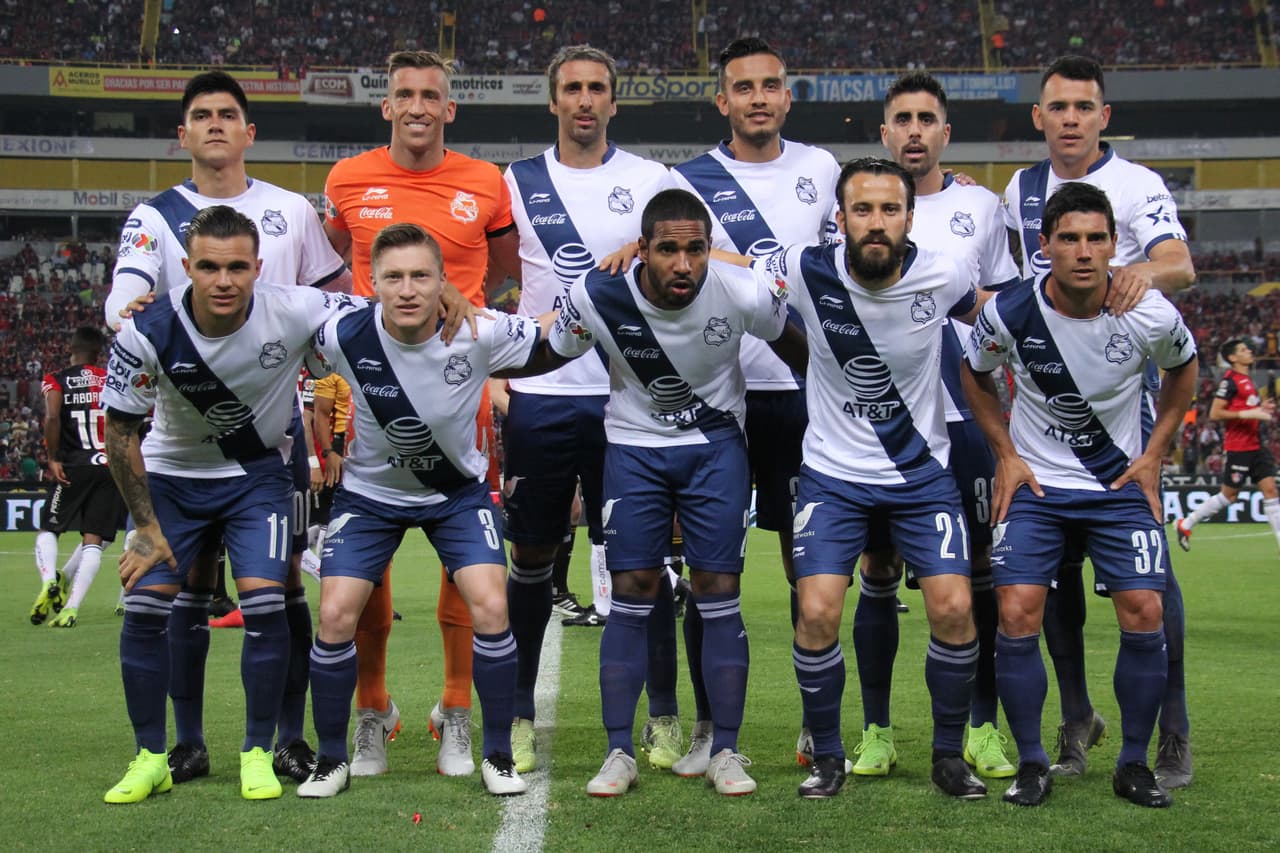 'La Franja' presentó estos tiulares en el terreno de juego.