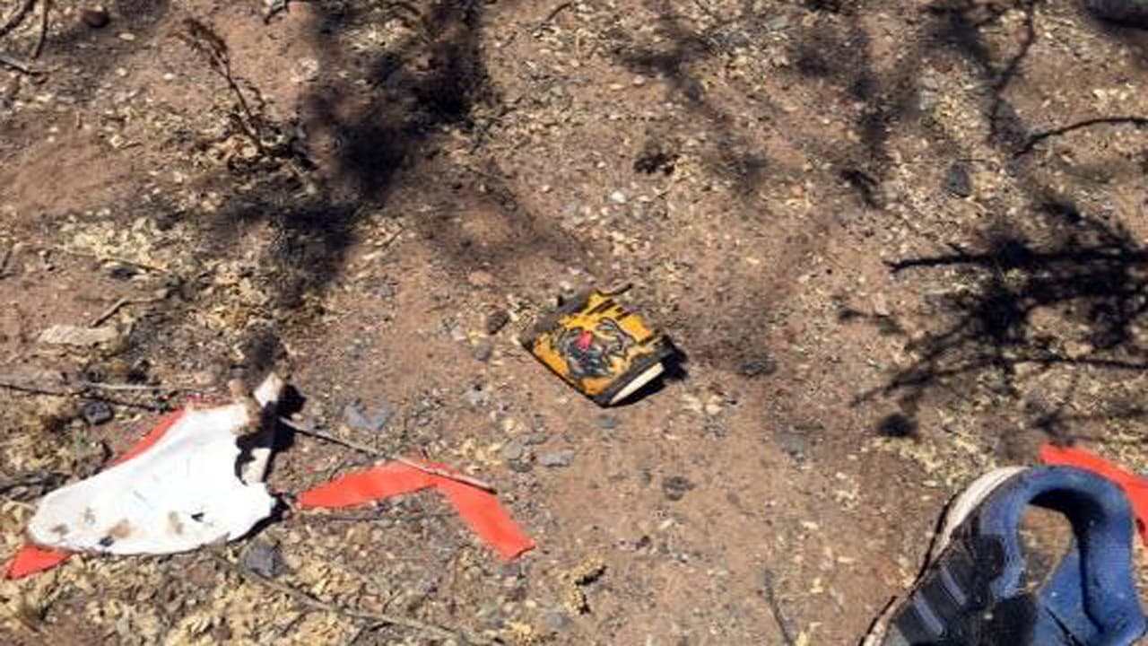 Los zapatos junto algunas pertenencias al lado de partes óseas.