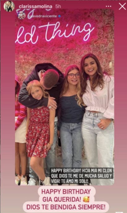 Aquí se le ve con ella y su hermana mayor mientras Vicente Saavedra, en ese entonces aún solo su novio, le da un beso a la cumpleañera.
<br>