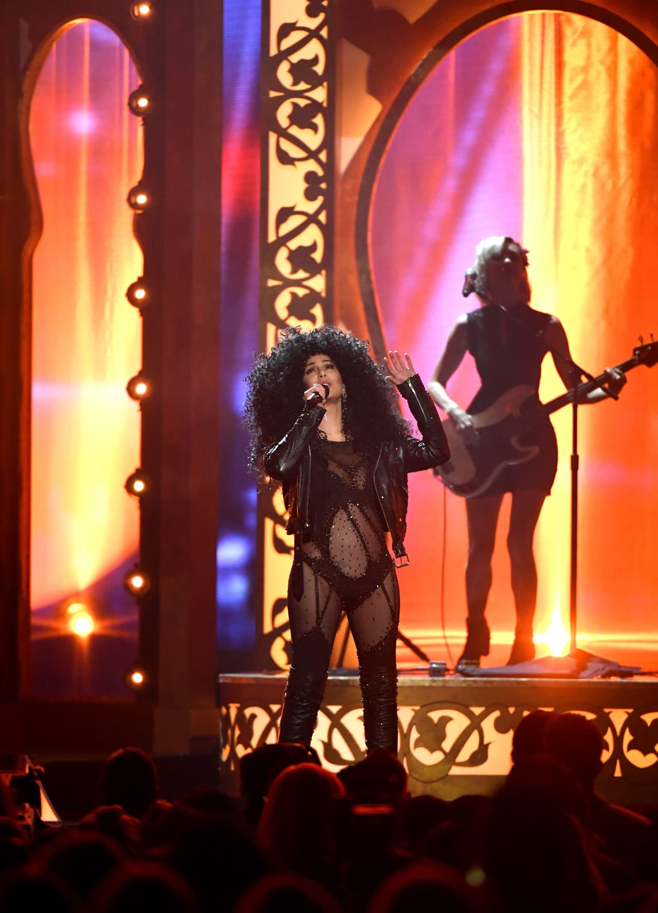 En honor a la década de los ochenta, la cantante interpretó
<b>'<a href="https://www.youtube.com/watch?v=BsKbwR7WXN4">If I Could Turn Back Time' </a></b>vestida con un traje de red negro, chaqueta de cuero, botas negras por arriba de la rodilla y una aparatosa peluca rizada.