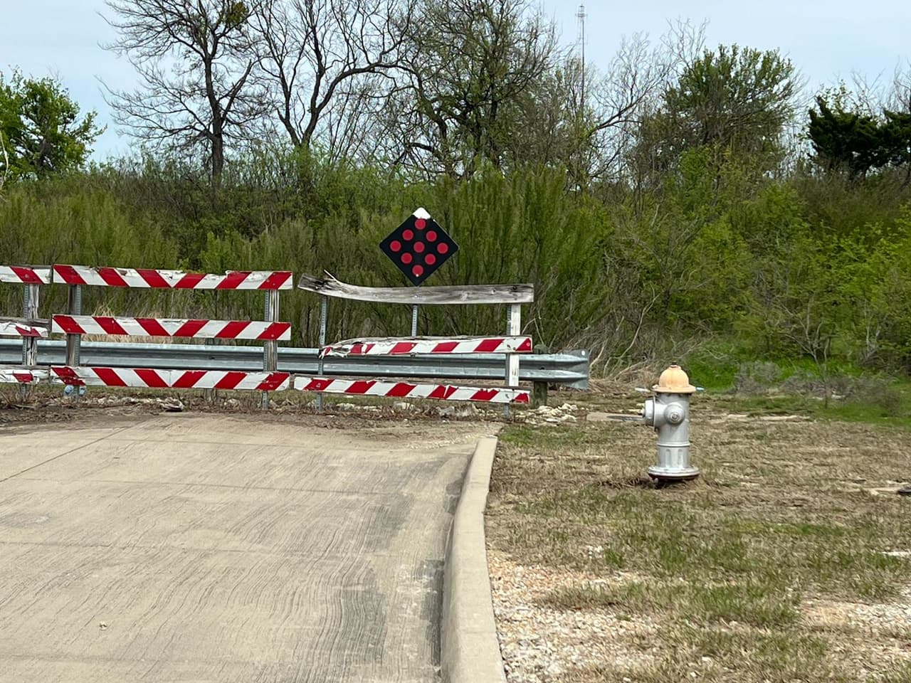 En este terreno en el 1000 de Pinnacle Park, la Policía de Dallas respondió al reporte del hallazgo de un cuerpo.
<br>