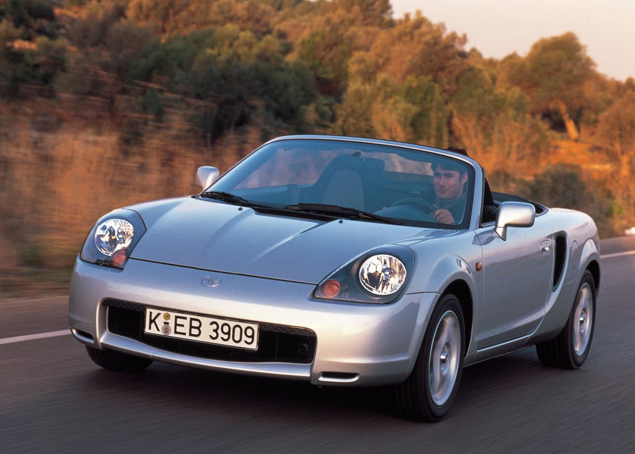 El 
<b>Toyota MR2 2000, </b>fue el primer año de la tercera generación. Dispone de un motor de 4 cilindros y 1.8 litros, con un torque de 170 lbs-pie. Con esta mecánica el 
<i>roadster </i>demora 7.9 segundos para ir de 0 a 60 mph y alcanza una velocidad máxima de 130 mph.