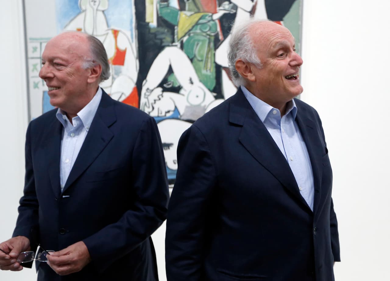 David y Ezra Nahmad posan en el Grimaldi Forum de Mónaco, en julio de 2013, frente a su exhibición dedicada a la Pablo Picasso.