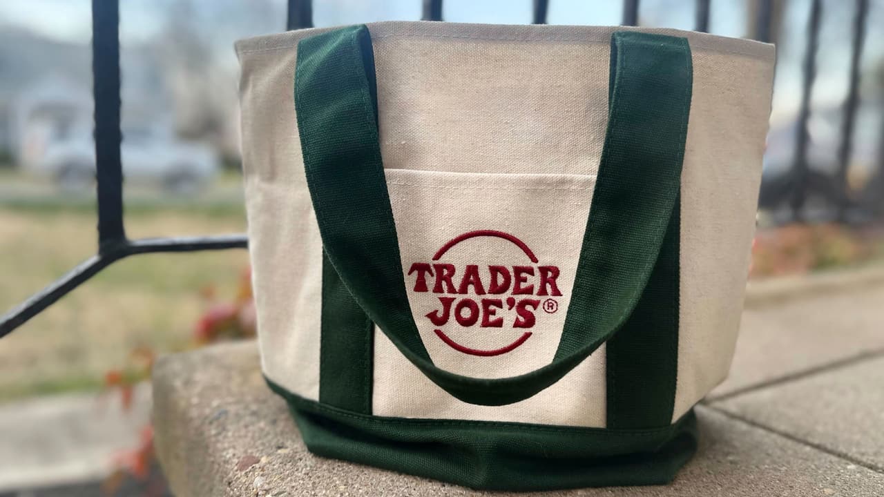 Miles se contagian de la fiebre de mini bolsas "tote" de Trader Joe's; se revenden hasta en $500