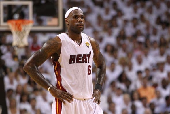 3. LEBRON JAMES- A sus 26 años James puede darse el lujo de ser llamado uno de los atletas mejor pagados. Y cómo no lograrlo si sólo en un año recibió $48 millones como pago por su trabajo. Su camiseta fue la mejor vendida en tiendas de la NBA esta temporada, además de tener en el mercado los mejores zapatos de básquetbol.