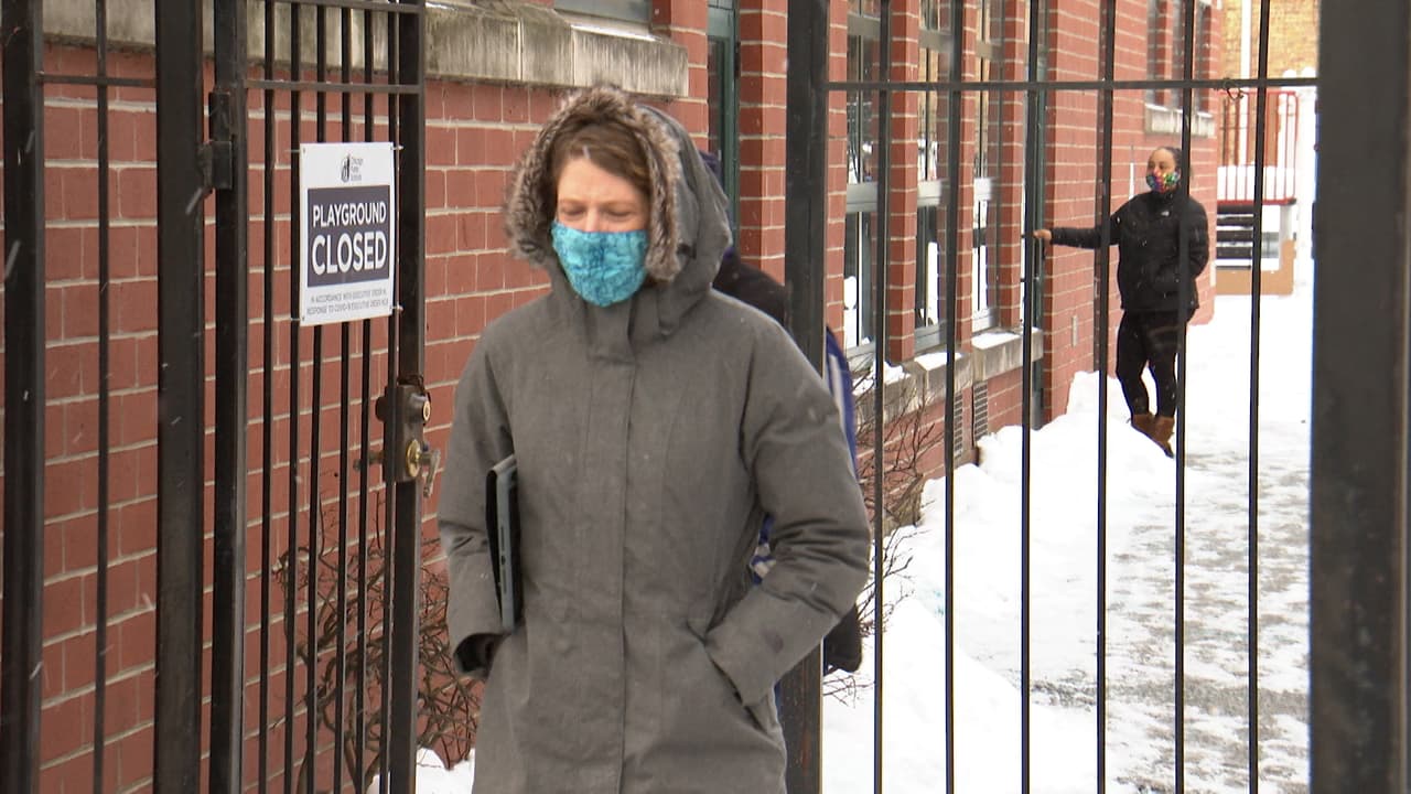 Diariamente todos los estudiantes, empleados y visitantes en las escuelas publicas deberán completar un cuestionario de salud antes de ingresar a cualquier escuela o instalación de CPS.
<br>