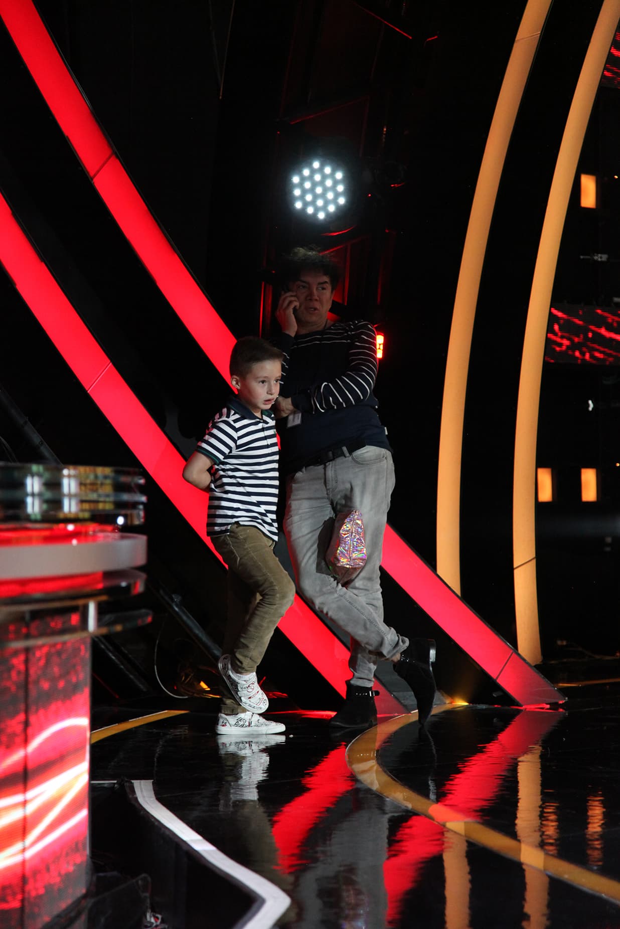 "Lo vi escondido allá atrás", expresó Victoria a Univision Entretenimiento y efectivamente Mateo permaneció en backstage, viendo el trabajo de su madre, a un costado del escenario.