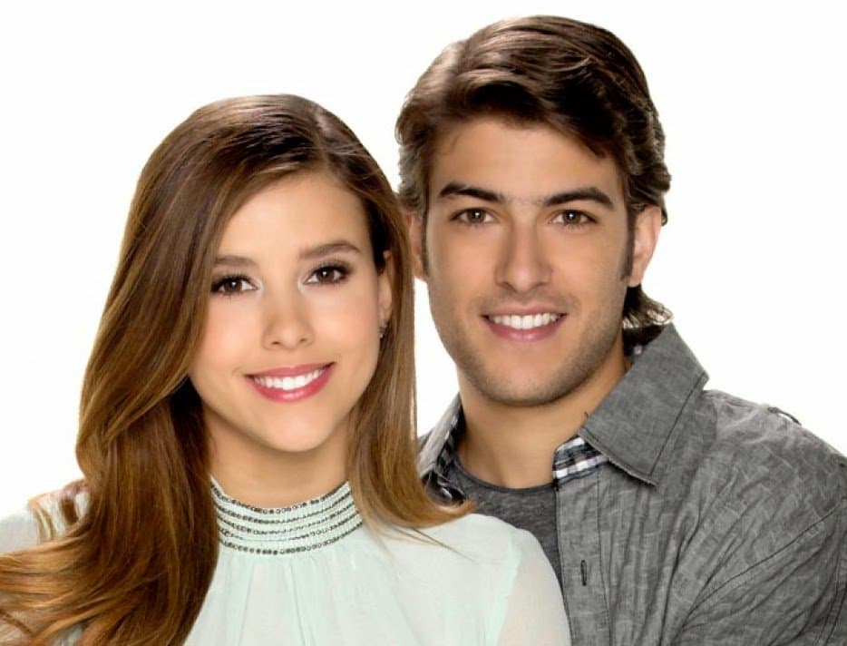 Todo indicó que la realidad superó a la ficción, pues se les relacionó sentimentalmente fuera de los foros de grabación, aunque ellos jamás aceptaron su fugaz noviazgo.