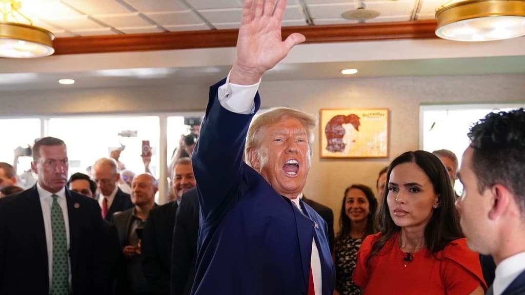 Trump visitó restaurante cubano, ofreció "comida para todos", pero se fue sin pagar