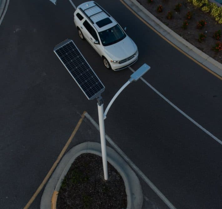 Las farolas son aprobadas por DarkSky, lo que significa que cuentan con opciones para reducir la contaminación lumínica y minimizar el impacto ambiental.