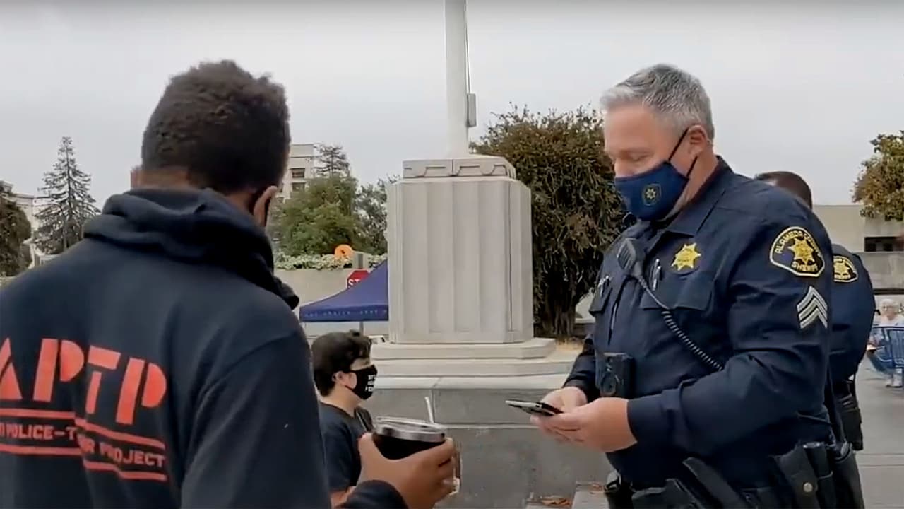 Policía pone música de Taylor Swift para evitar que lo suban a YouTube y termina haciéndose viral