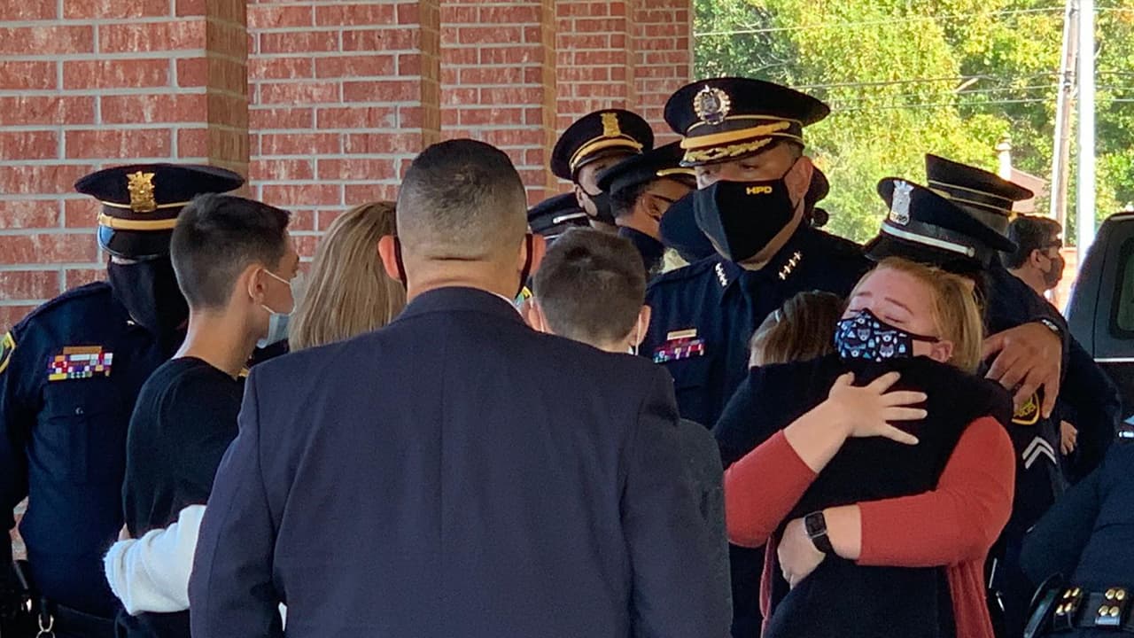 El Sargento Ríos juramento como oficial de HPD en febrero de 1996 y fue asignado a la División de Aeropuertos.