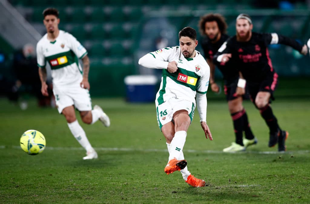 Real Madrid no puede con el Elche y cierran el año con empate 1-1. El primer gol cay´ó a favor del club 'merengue' por parte de Luka Modric, pero fue hasta el minuto 52 que, con un penal cobrado por Fidel Chaves, se igualó el marcador en la J16 de LaLiga.