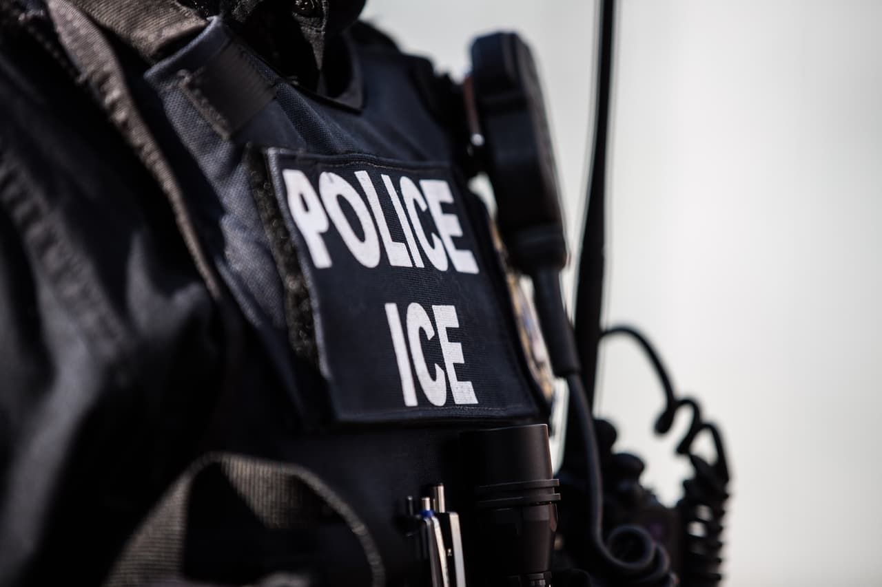 Los agentes de ICE se retiran cerrando todas las verjas y puertas a su paso. Almudena Toral/Univision Digital
<br>