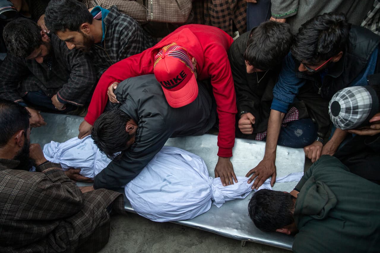 Aldeanos de Cachemira se lamentan junto al cuerpo de un niño de 11 años, Aatif Mir, durante su funeral en la aldea de Hajin, al norte de Srinagar, una zona controlada por India. Las fuerzas de seguridad de ese país asesinó a varios manifestantes, incluyendo al pequeño. 22 de marzo de 2019.