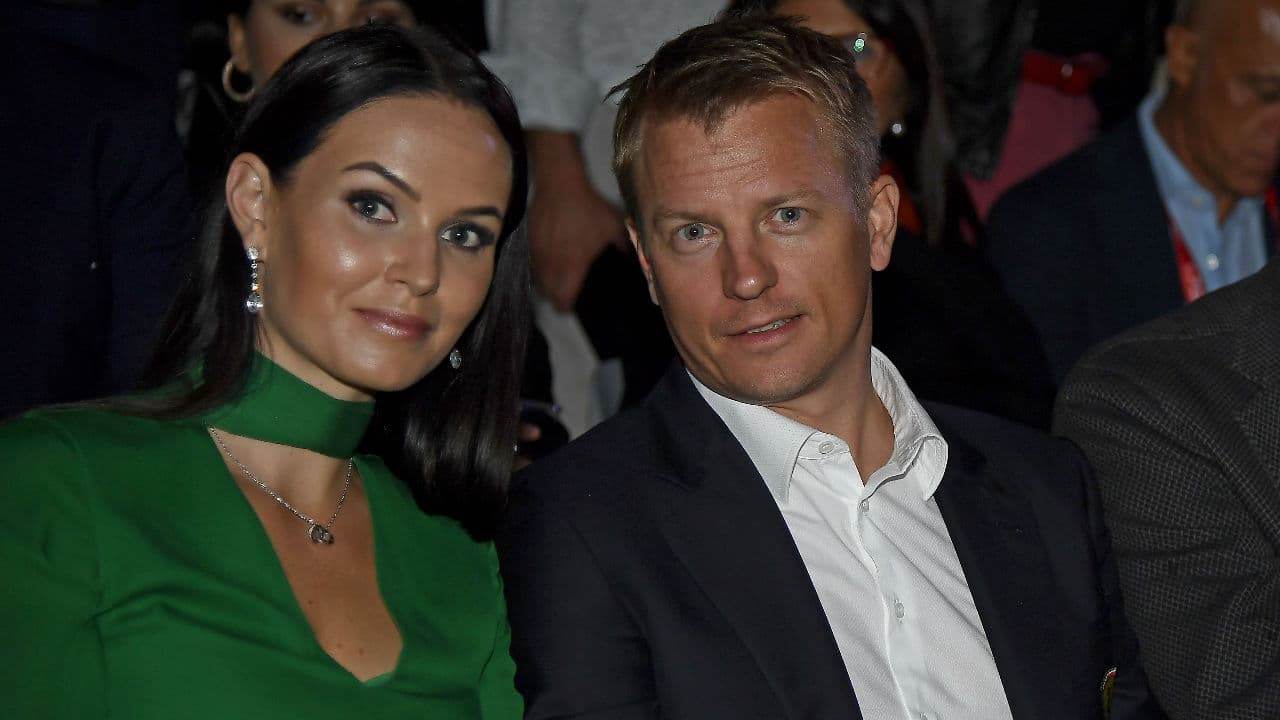 El piloto de la Escudería Ferrari, 
<b>Kimi Raikkonen,</b> acompañado de su esposa en este festejo. El finlandés podría repetir para la temporada 2018 con el equipo italiano.
