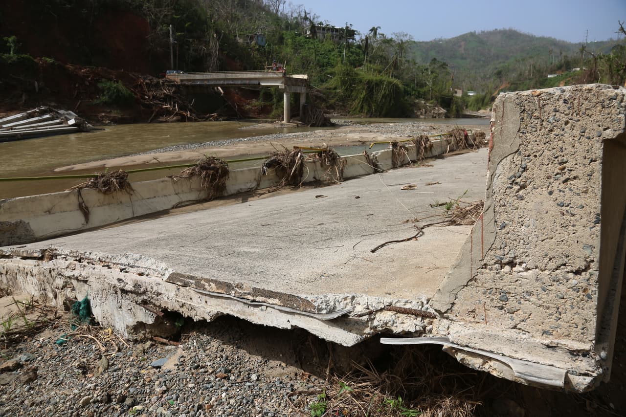 19 DE OCTUBRE 2017, UTUADO, SECTOR NUEVO LONDRES, UNA DE LAS AREA DEONDE ENTRO EL AGUA DEL RIO VIVI HASTA 5 PIES EN LAS CASAS, EN LA FOTO PUENTE DE RIO ABAJO QUE COLABSO