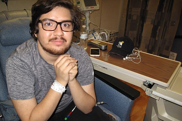 Al saber que padecía una grave enfermedad de la sangre, John Vasquez indagó en Internet. Ahora participa en un ensayo clínico y espera por un trasplante de médula.