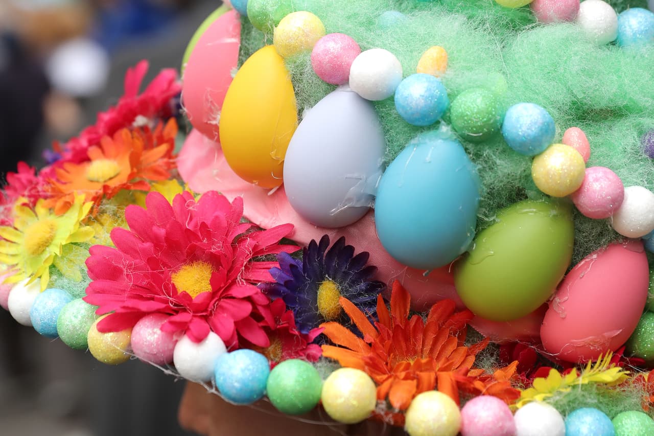 Un sombrero de hecho con huevos de Pascua y flores de colores