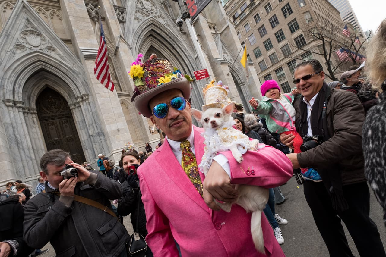 Un hombre y su mascota disfrazados para participar en el desfile