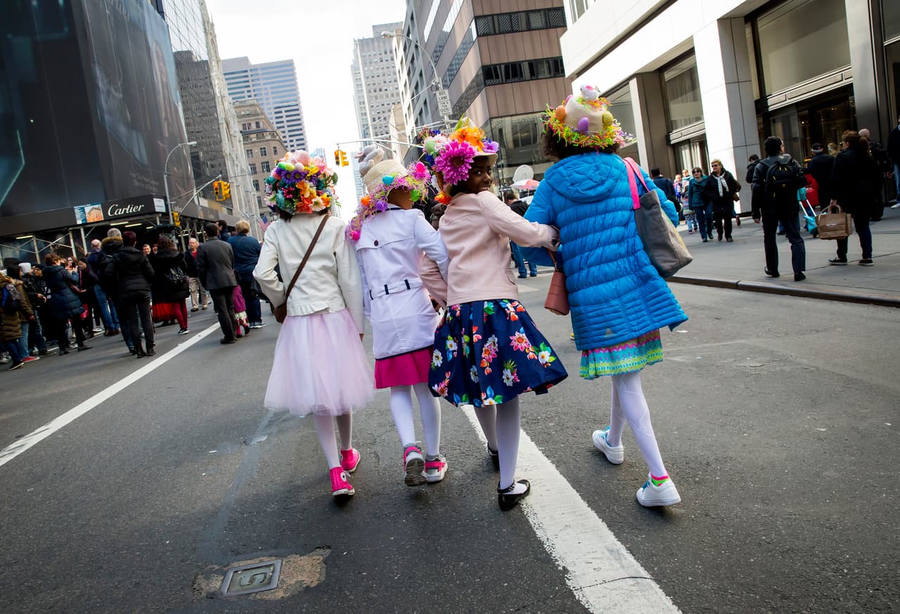 Un grupo de amigas caminan luciendo sombreros de flores en la 5ª Avenida