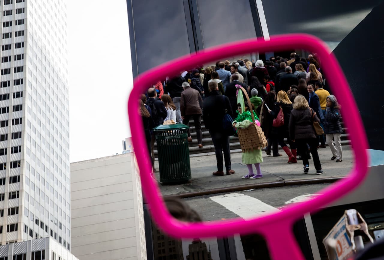 Una mujer lleva un disfraz de canasta de Pascua durante el desfile