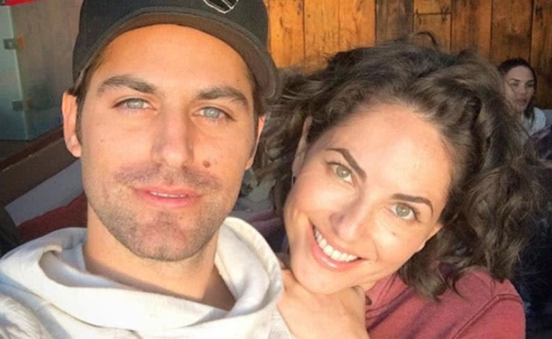 <b><a href="http://www.univision.com/entretenimiento/barbara-mori-causa-polemica-por-foto-en-la-que-se-le-ve-fumando-algo">Bárbara Mori</a></b> y
<b><a href="http://www.univision.com/entretenimiento/muere-a-balazos-el-actor-y-conductor-renato-lopez">Renato López</a></b> fueron grandes amigos, por eso la actriz lo recordó al poner la fotografía del galán en su altar de 'Día de muertos'.