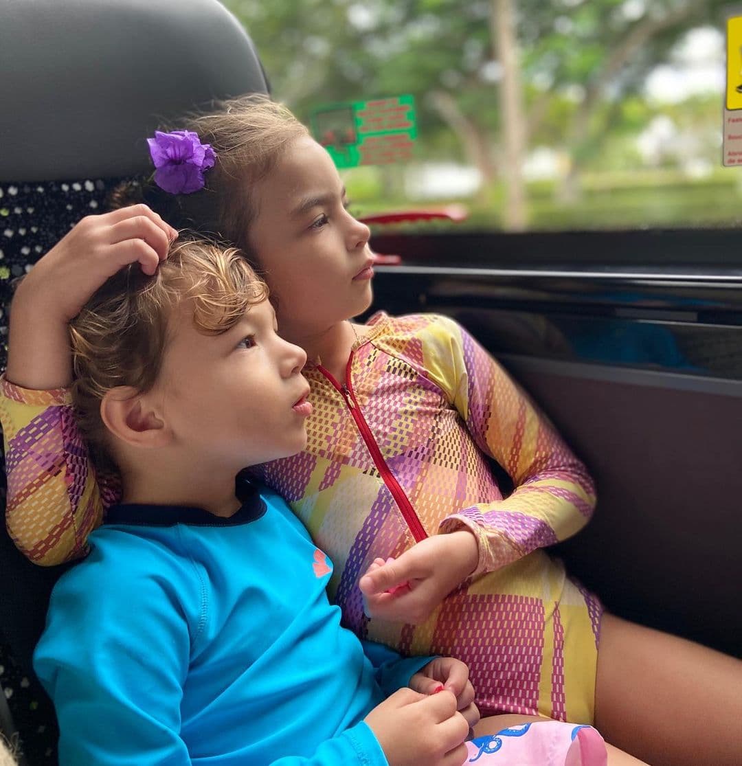 Y aquí abrazaditos, disfrutando juntos de los paisajes en el auto.